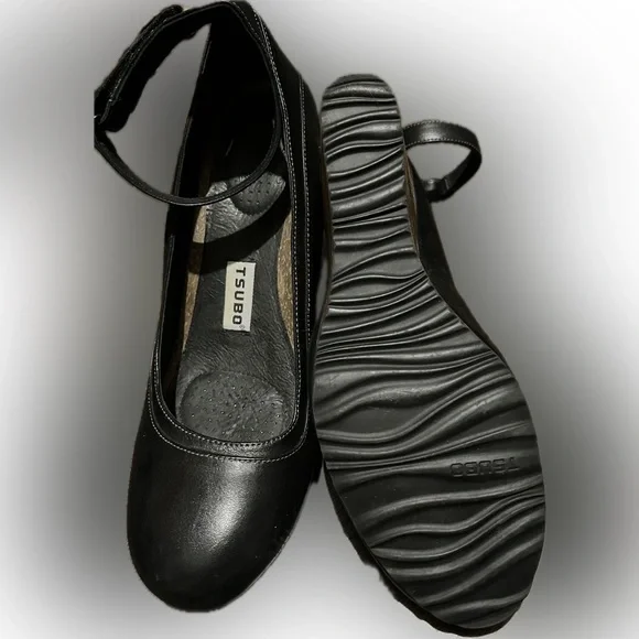 Tsubo Black High Heel Wedges with Ankle Strap - Picture 3 of 4